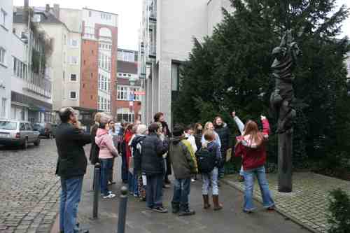 Foto einer gruppe vor der Kirche